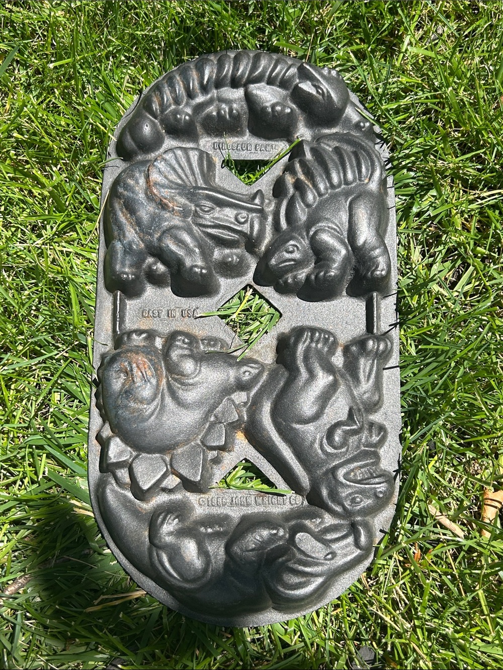 VINTAGE RARE 1986 JOHN WRIGHT Cast Iron Dinosaur MUFFIN Pan made in USA!